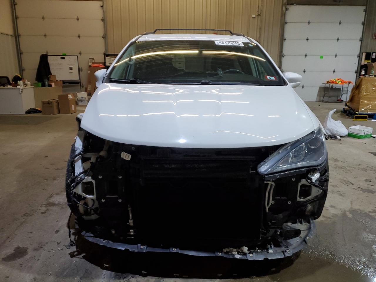 2017 Chrysler Pacifica - Image 5