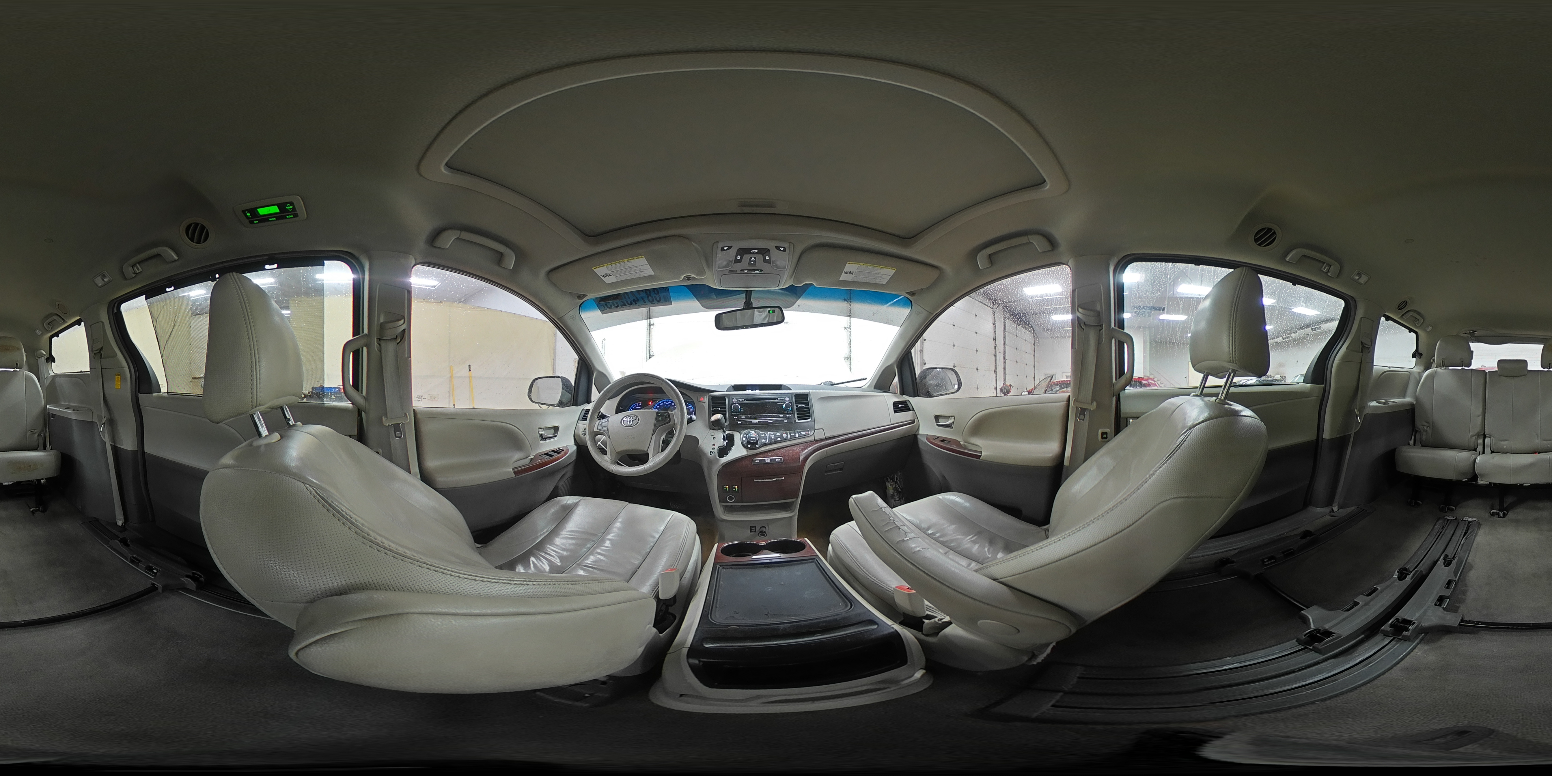 2014 Toyota Sienna - Image 16