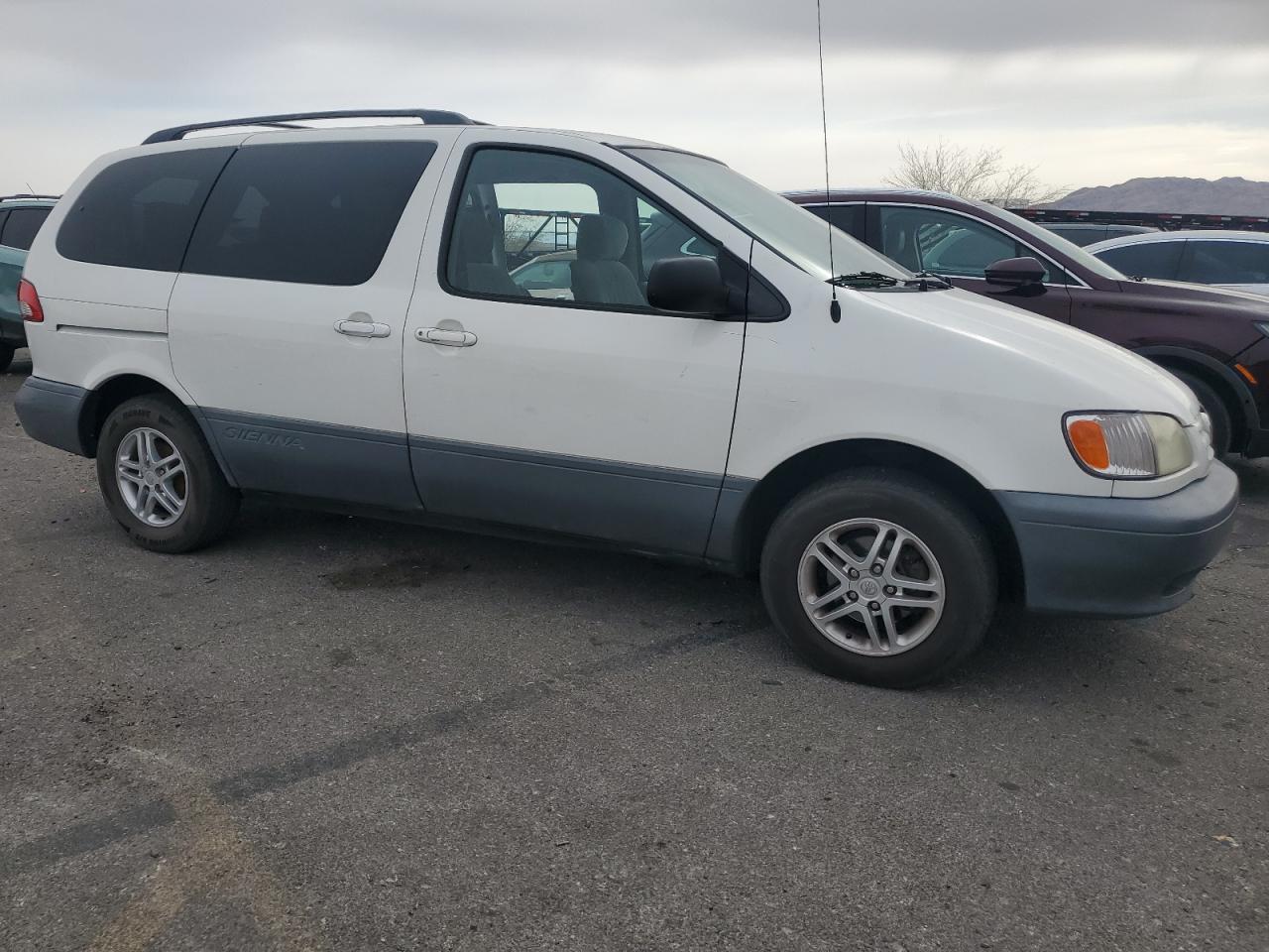 2002 Toyota Sienna - Image 4