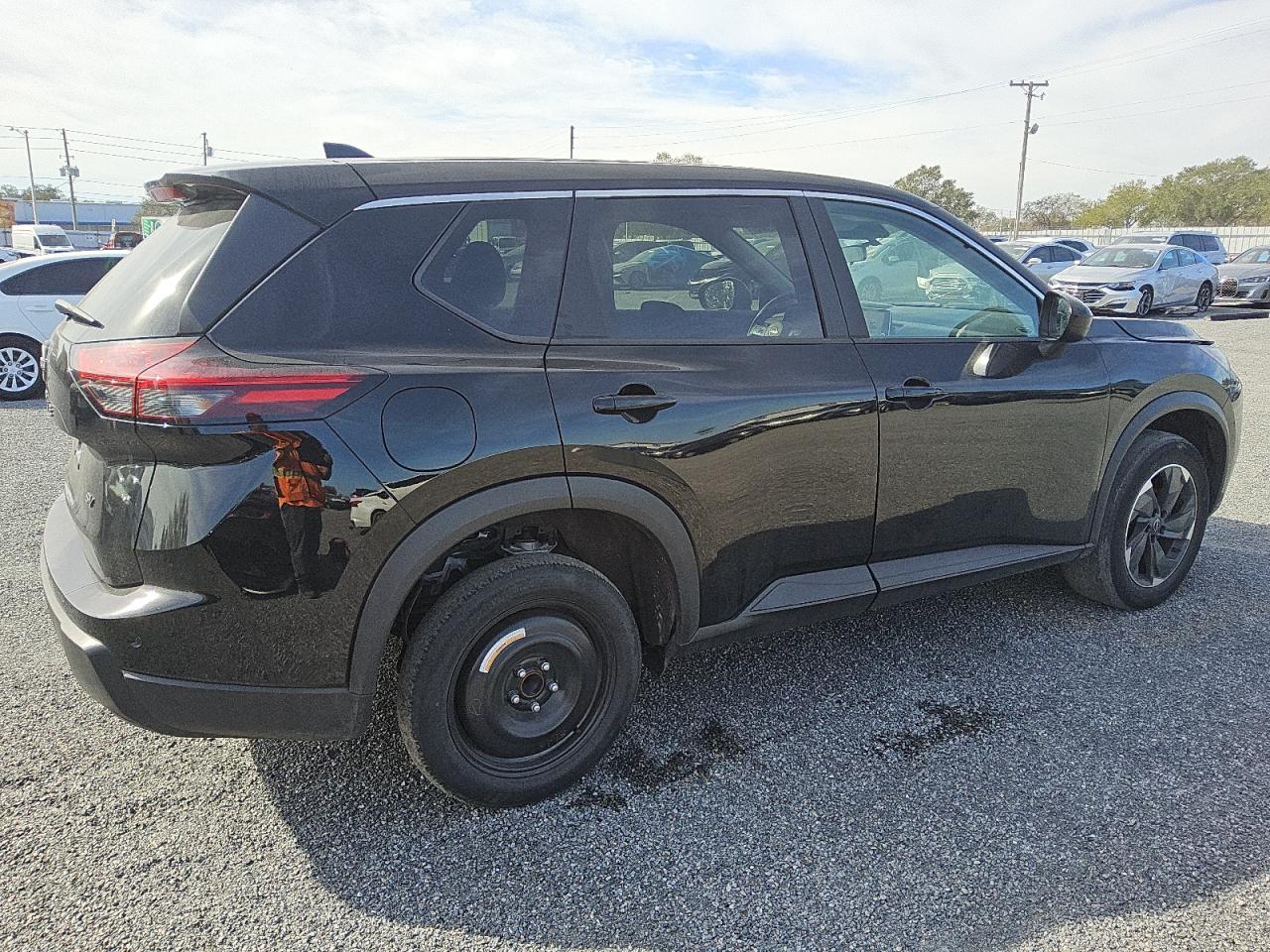 2024 Nissan Rogue - Image 3