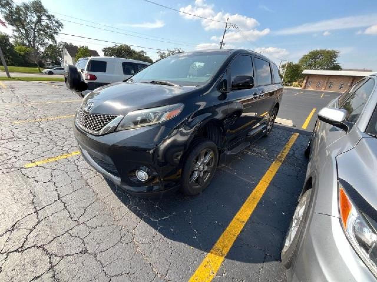 VIN 5TDXZ3DCXHS814465 2017 TOYOTA SIENNA no.2