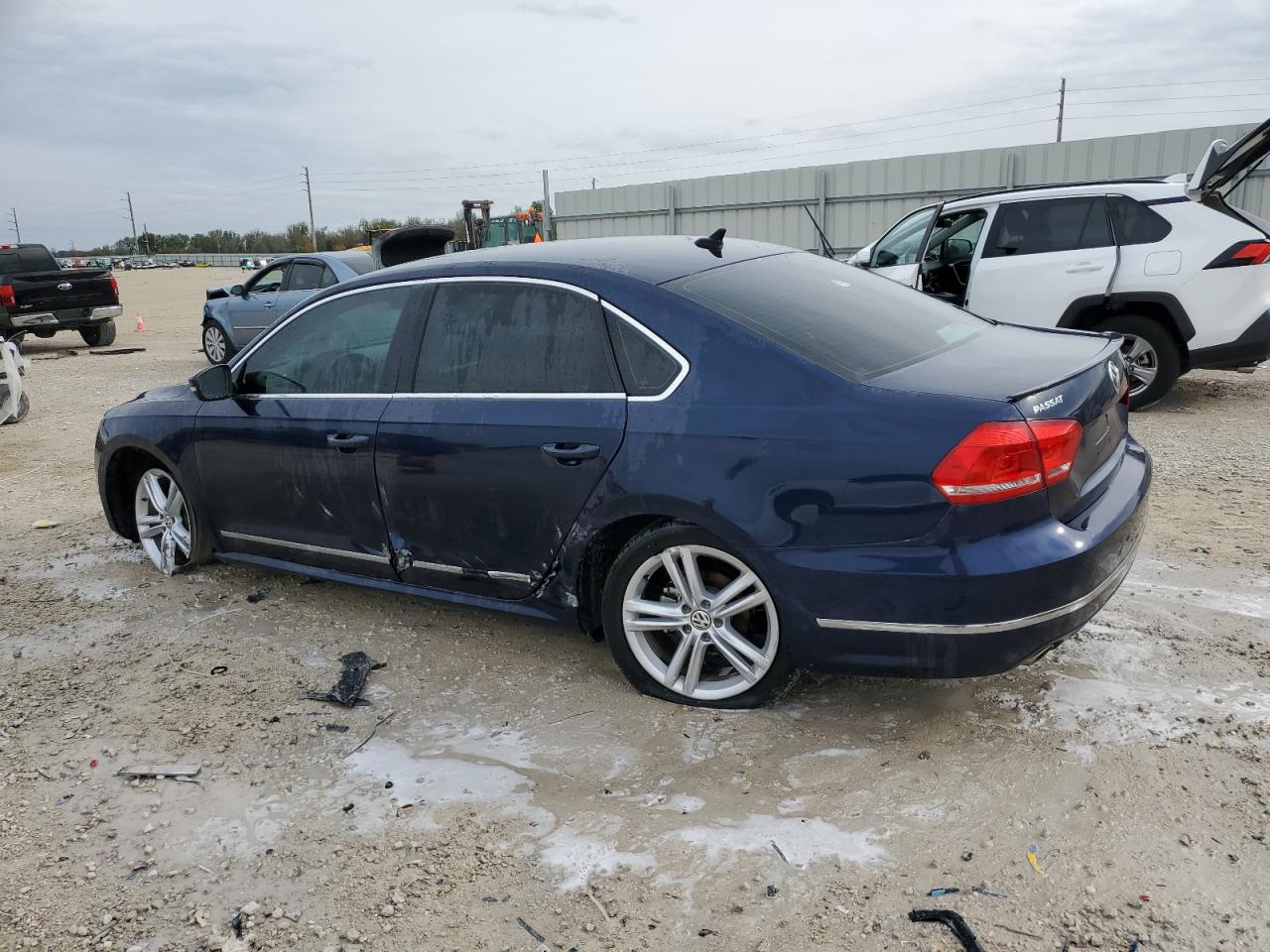 2014 Volkswagen Passat - Image 2