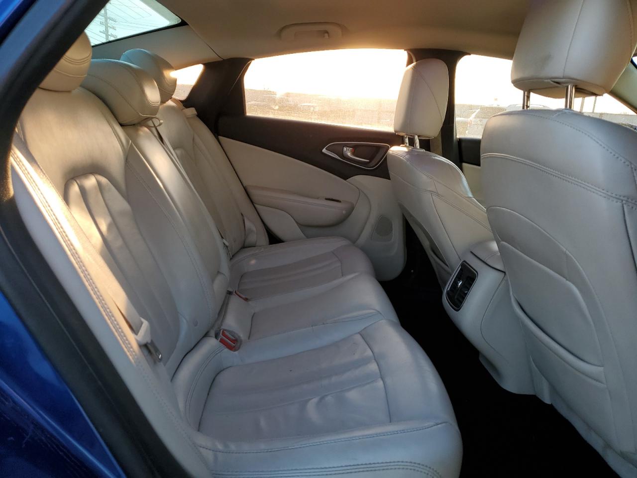 2015 Chrysler 200 - Image 10