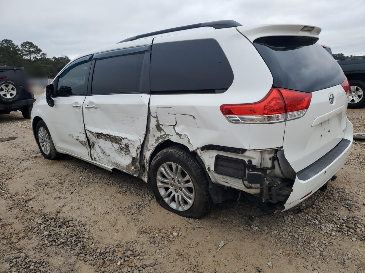 2014 Toyota Sienna - Image 2