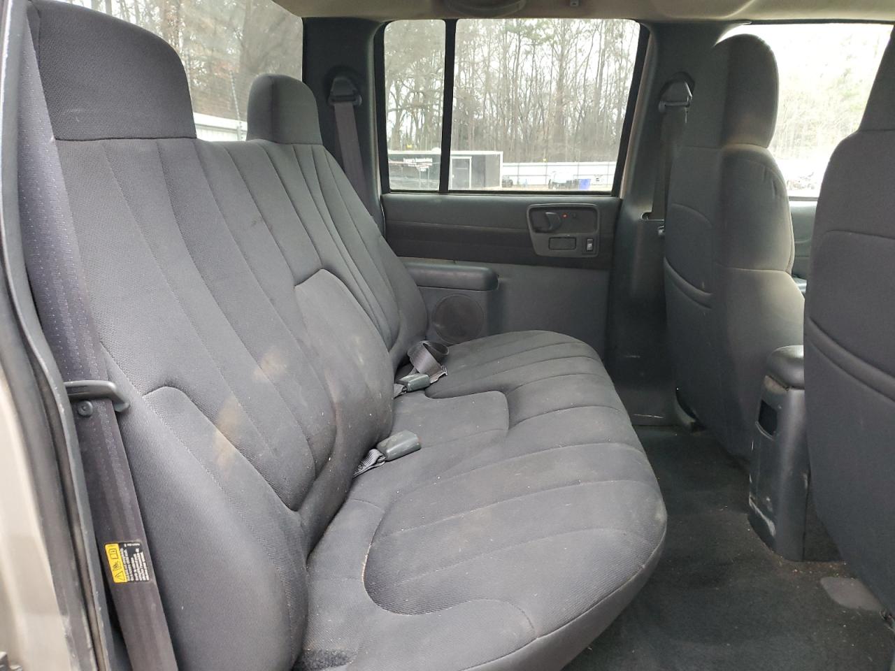 2004 Chevrolet S-10 Pickup - Image 10