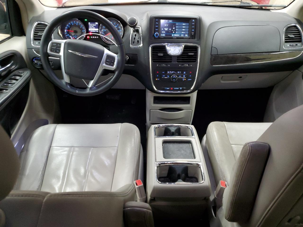 2013 Chrysler Town & Country - Image 8
