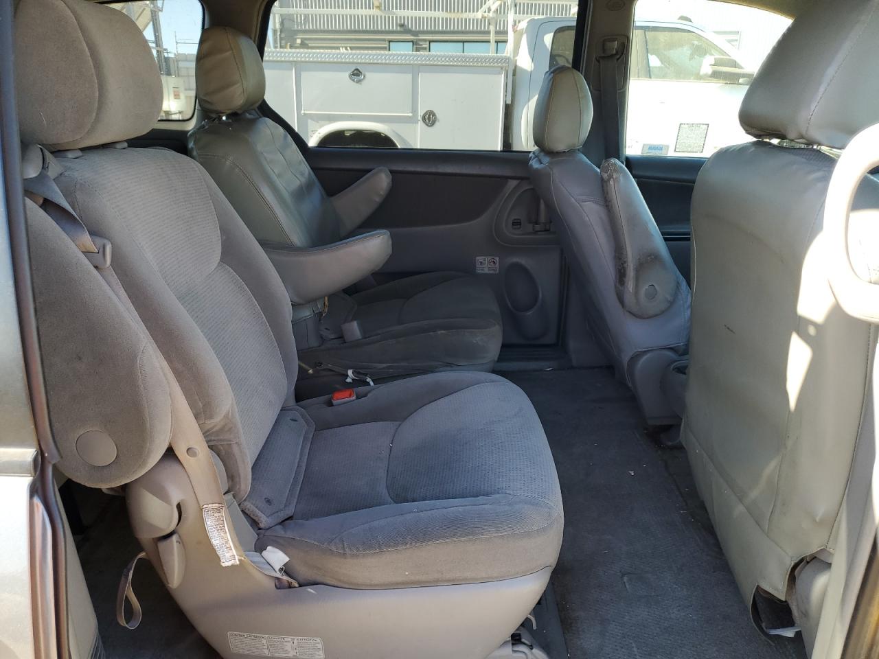 2005 Toyota Sienna - Image 11