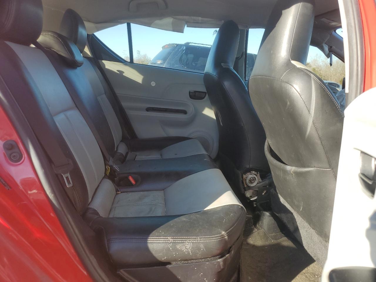 2012 Toyota Prius - Image 10