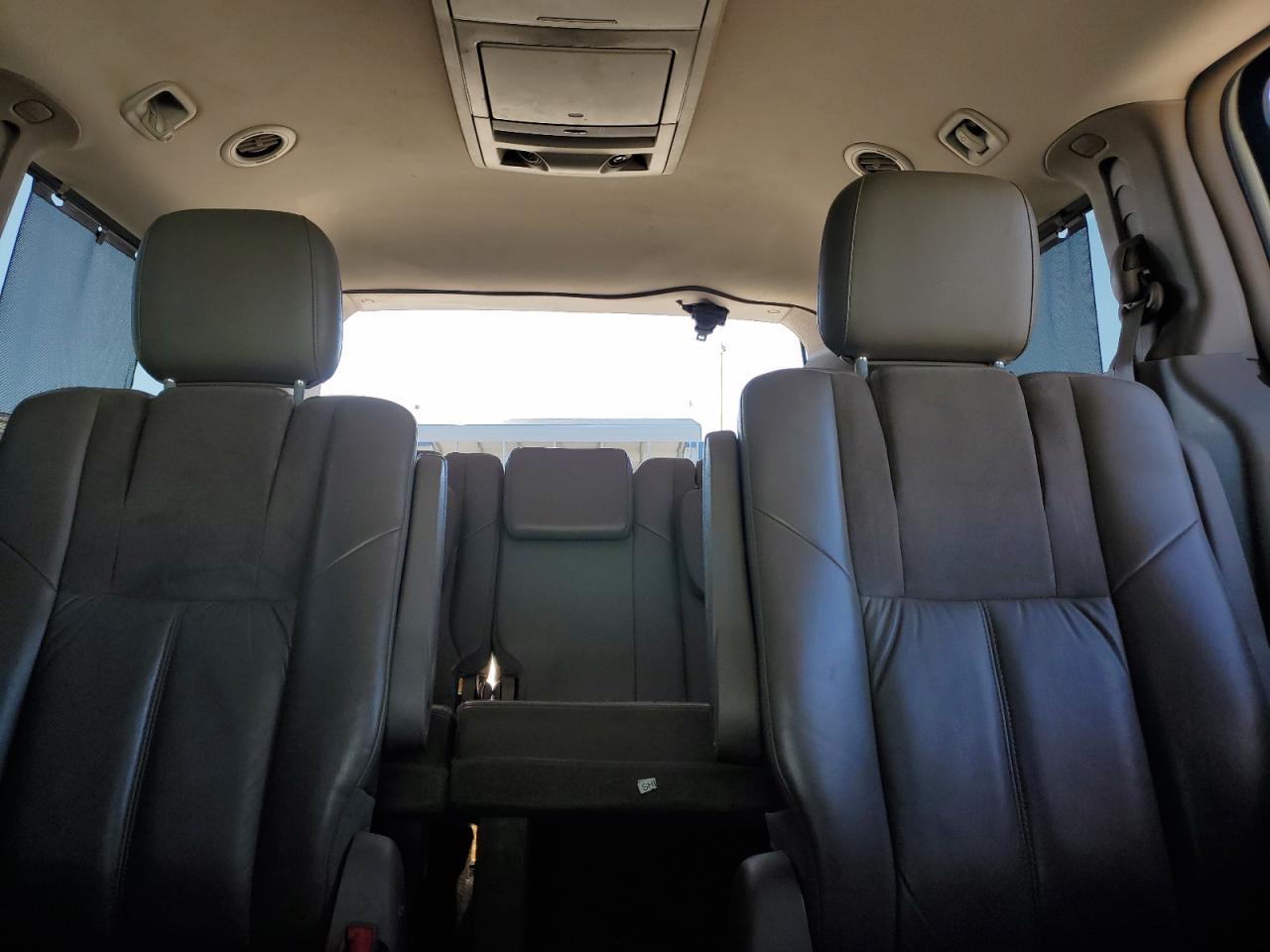 2011 Chrysler Town & Country - Image 10