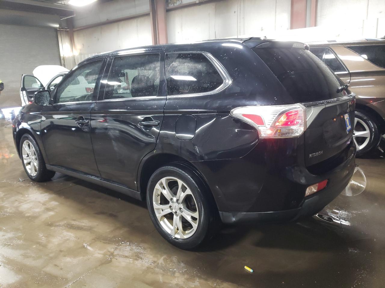 2014 Mitsubishi Outlander - Image 2