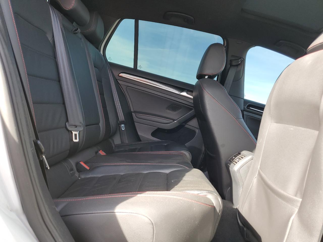 2015 Volkswagen GTI - Image 11