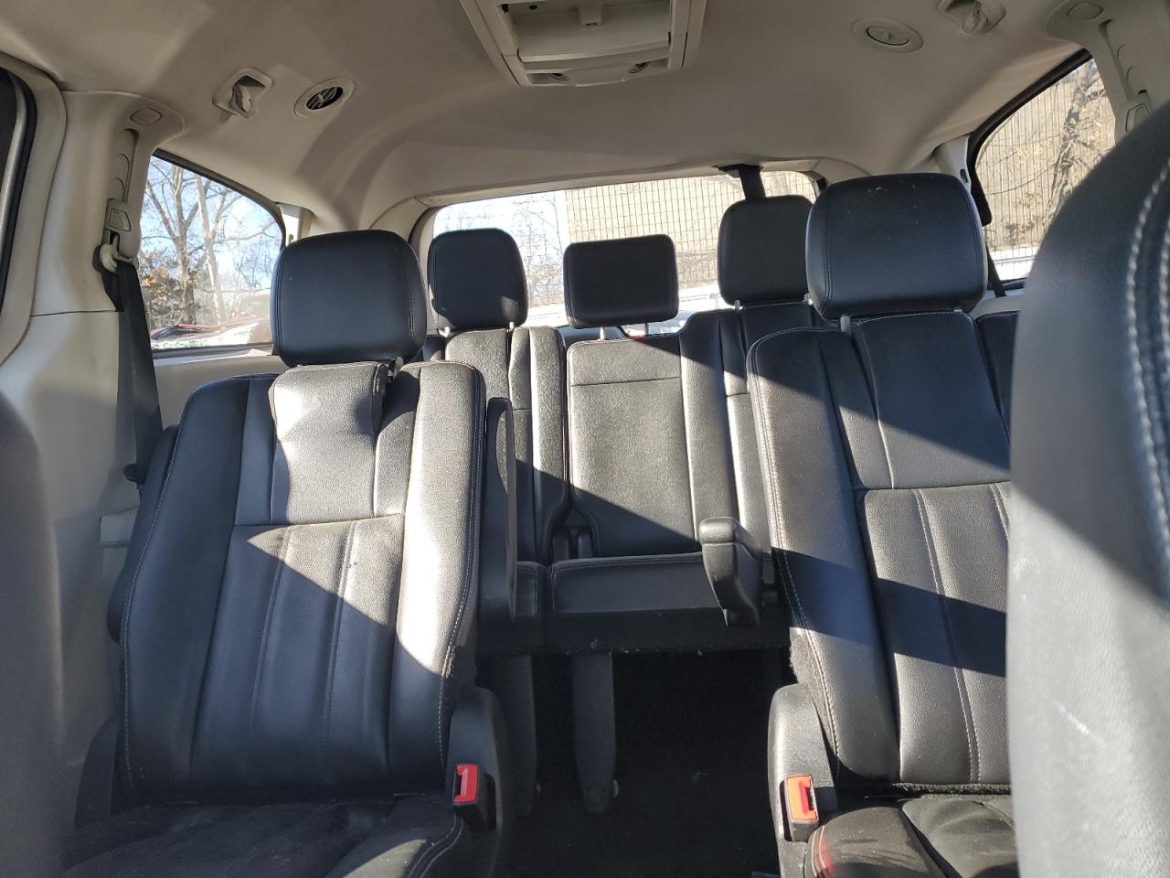2013 Chrysler Town & Country - Image 10