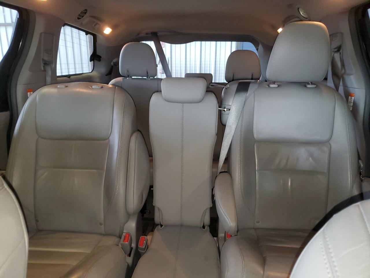 2015 Toyota Sienna - Image 10