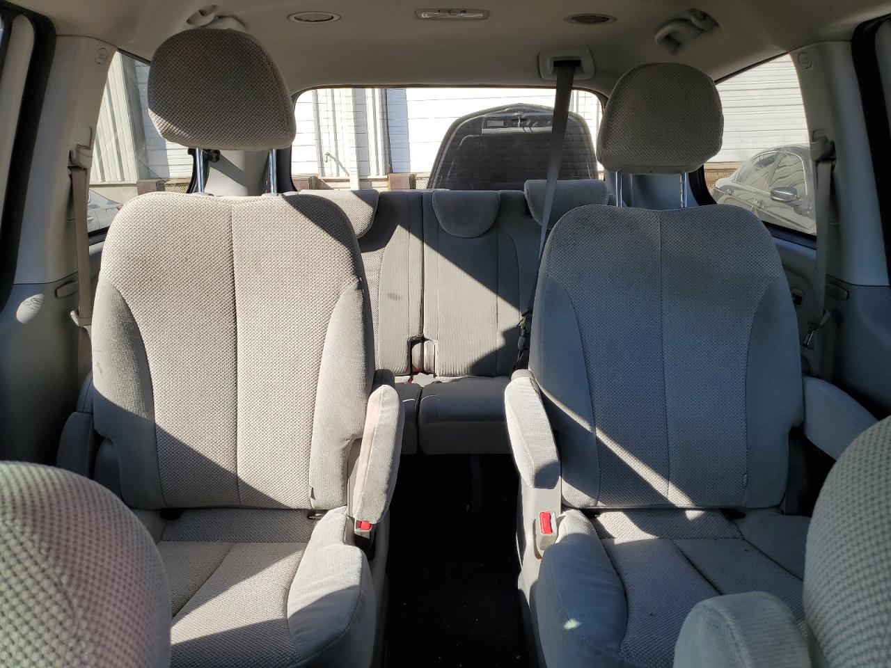 2012 Kia Sedona - Image 10