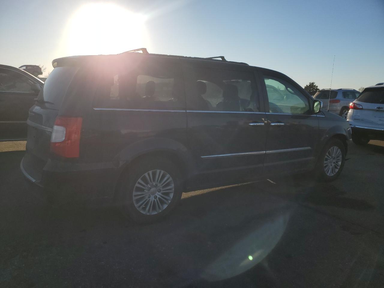 2015 Chrysler Town & Country - Image 3