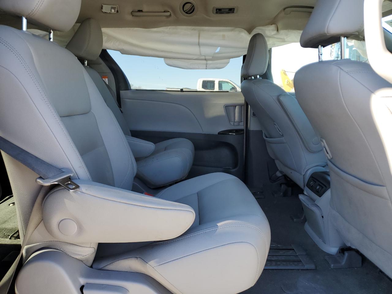 2020 Toyota Sienna - Image 12