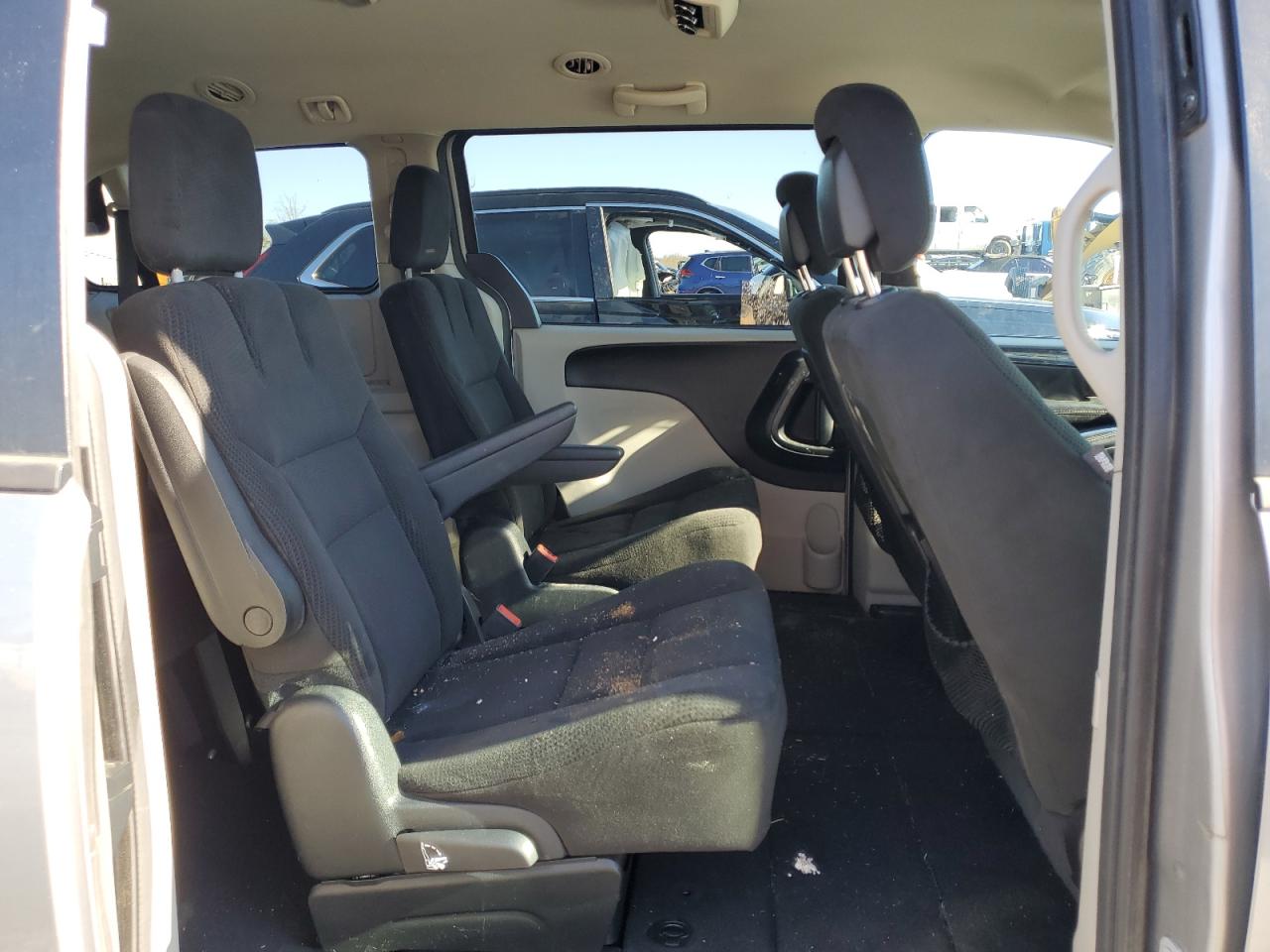 2016 Dodge Caravan - Image 11