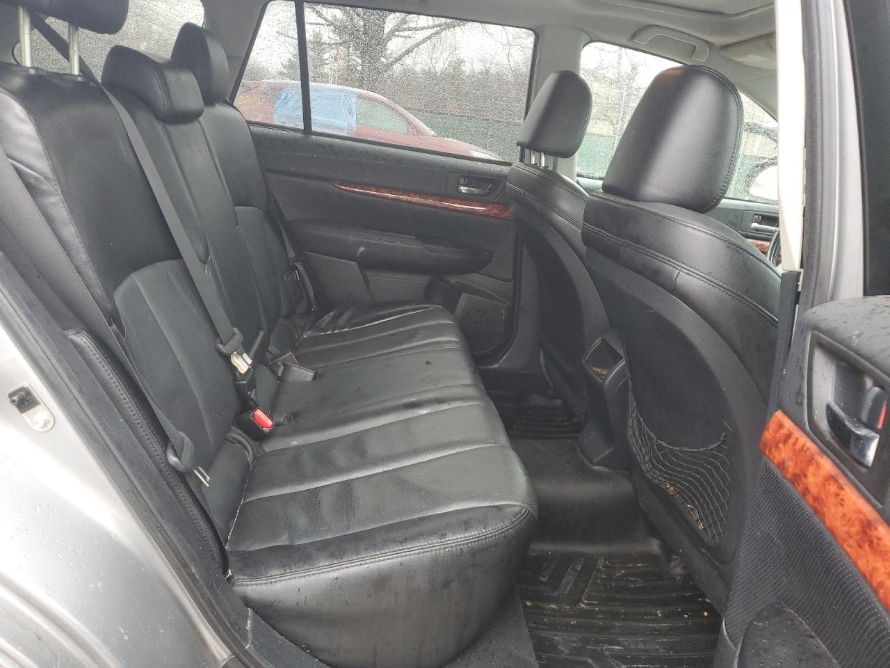 2010 Subaru Outback - Image 11