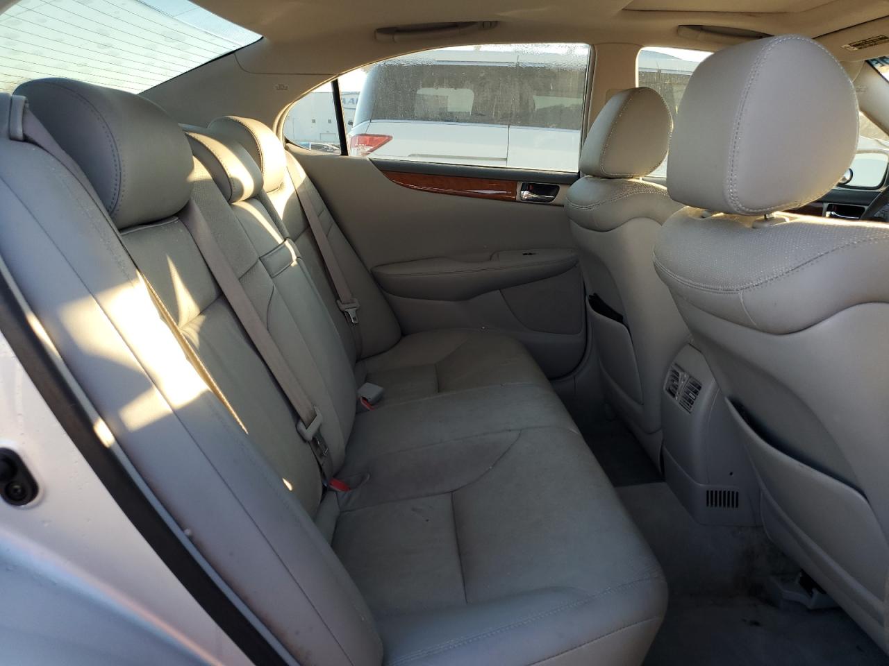 2005 Lexus ES - Image 10