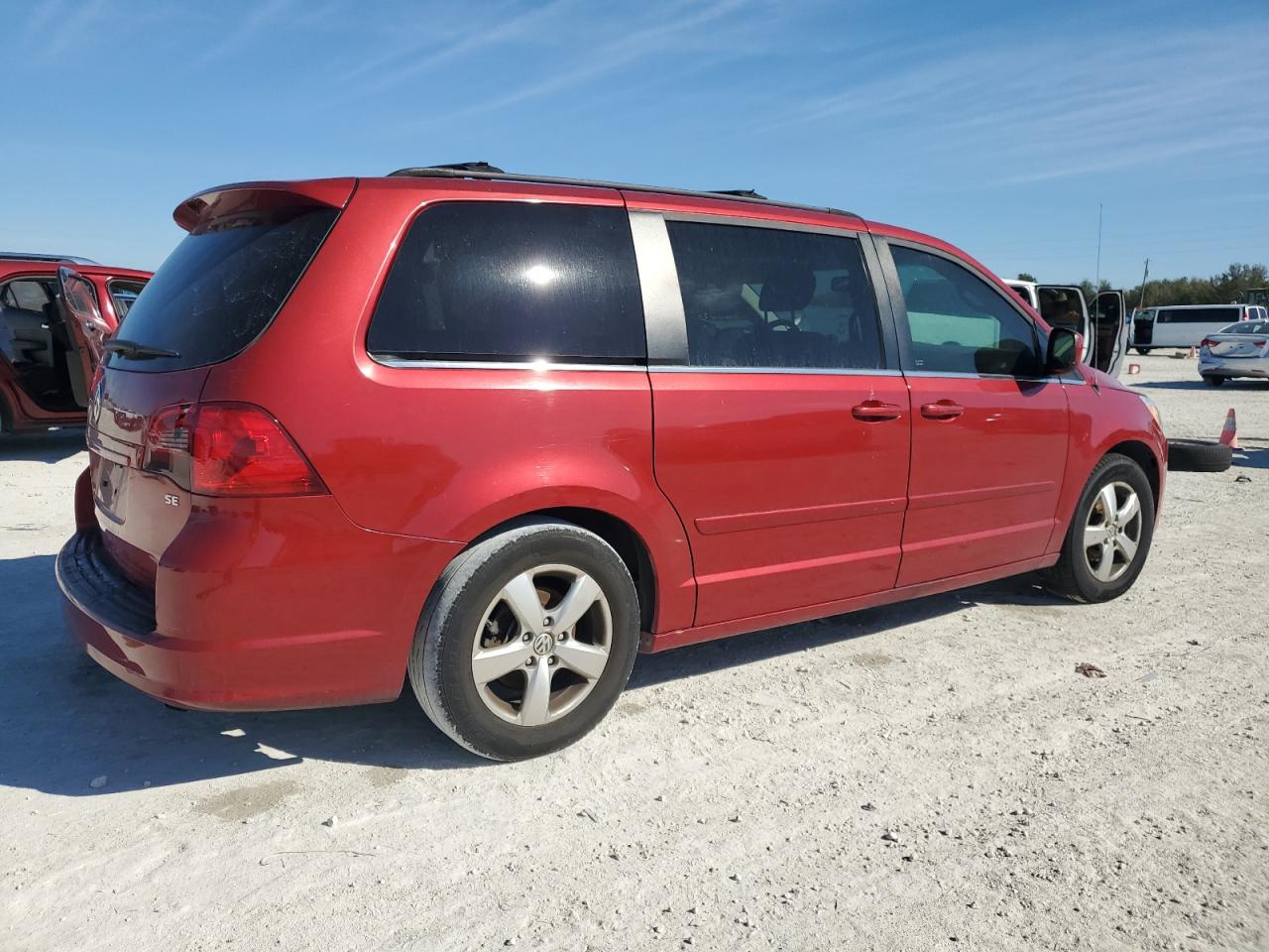 2009 Volkswagen Routan - Image 3