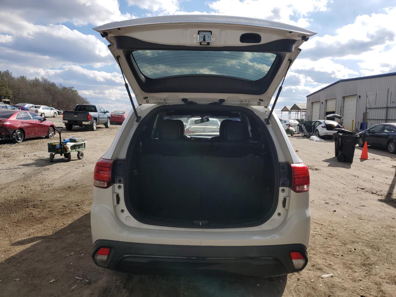 2019 Mitsubishi Outlander - Image 6