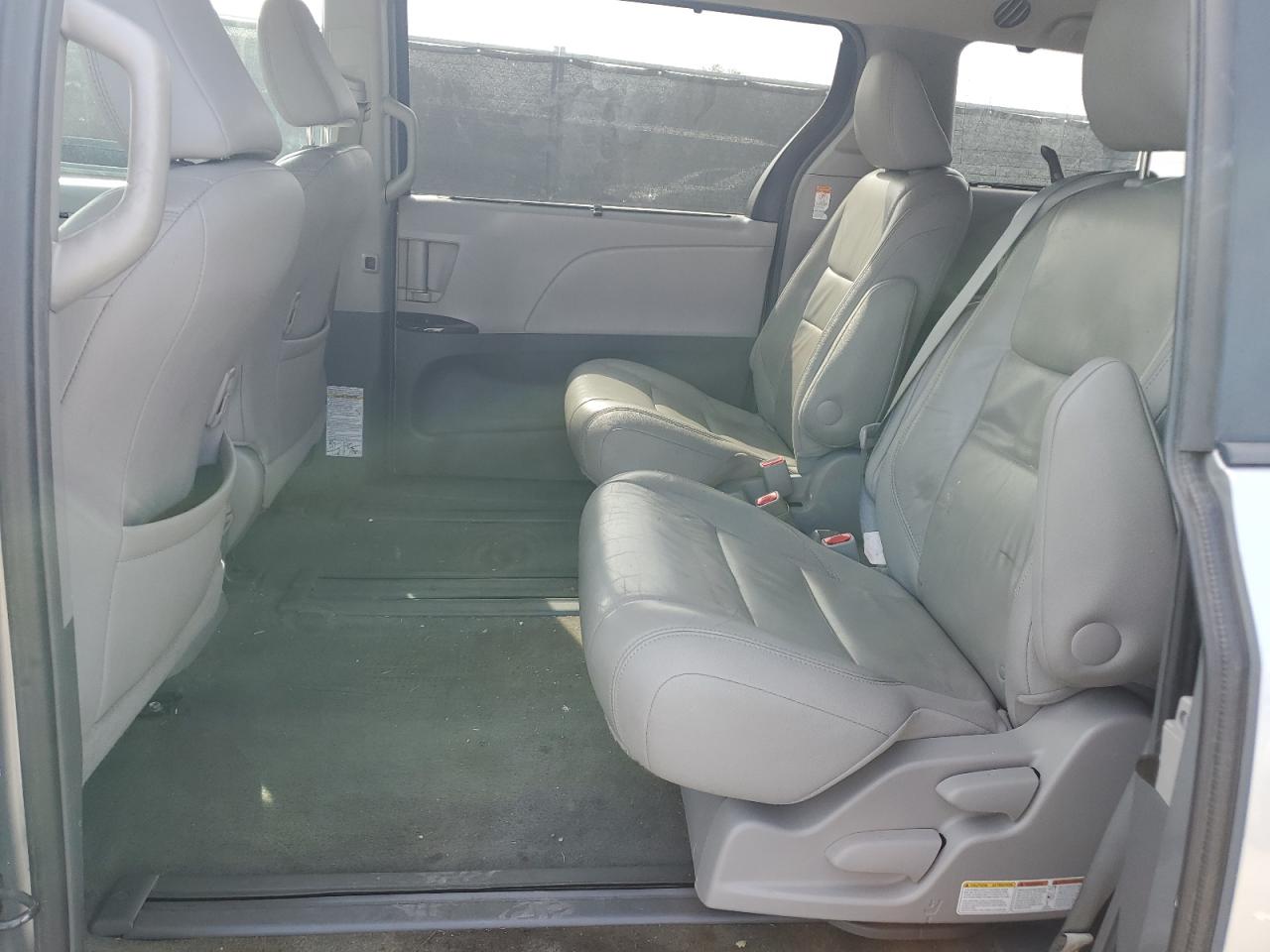 2016 Toyota Sienna - Image 11
