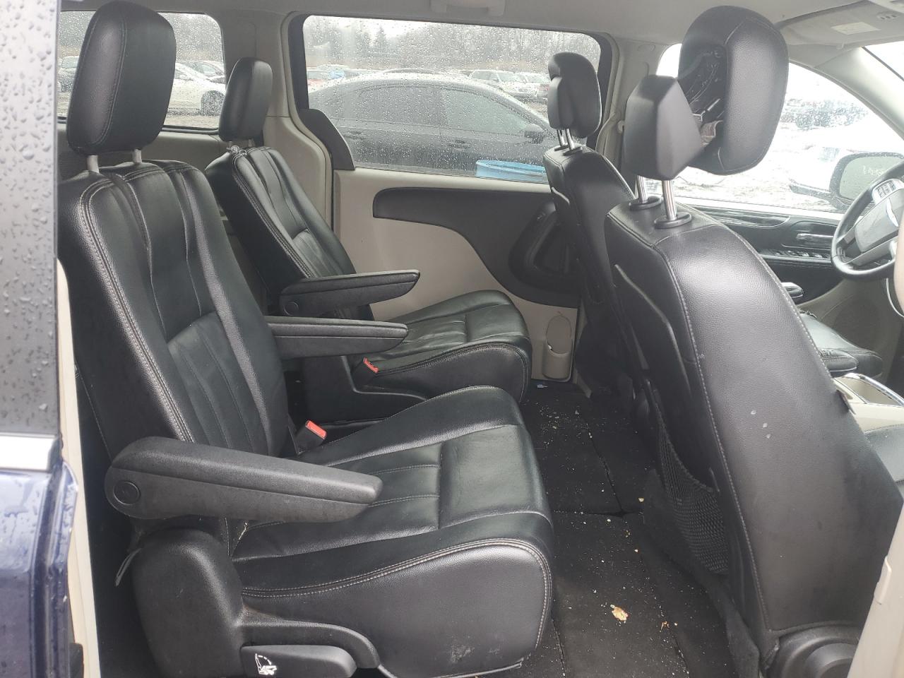 2014 Chrysler Town & Country - Image 11