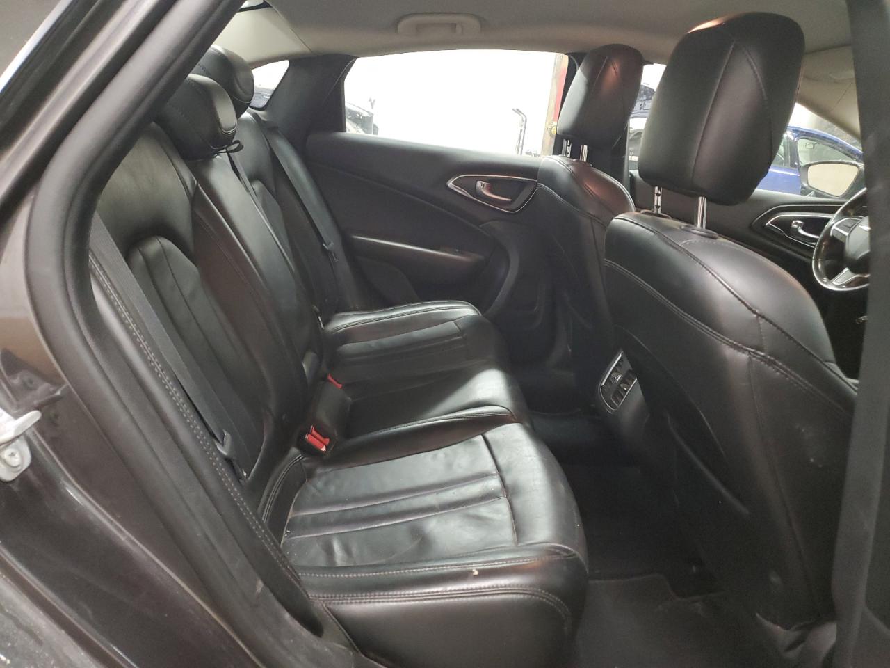 2016 Chrysler 200 - Image 10