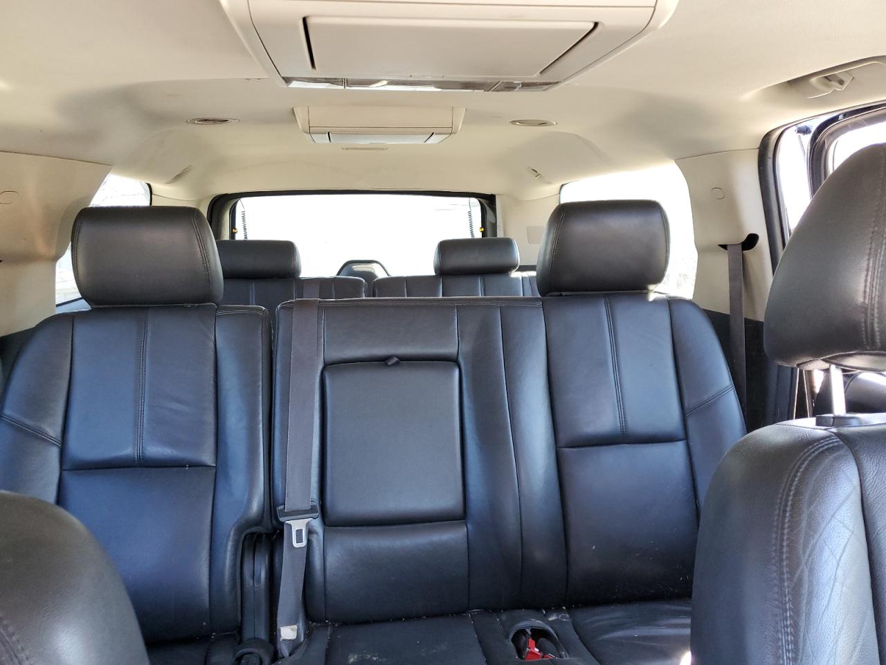 2014 Chevrolet Suburban - Image 10
