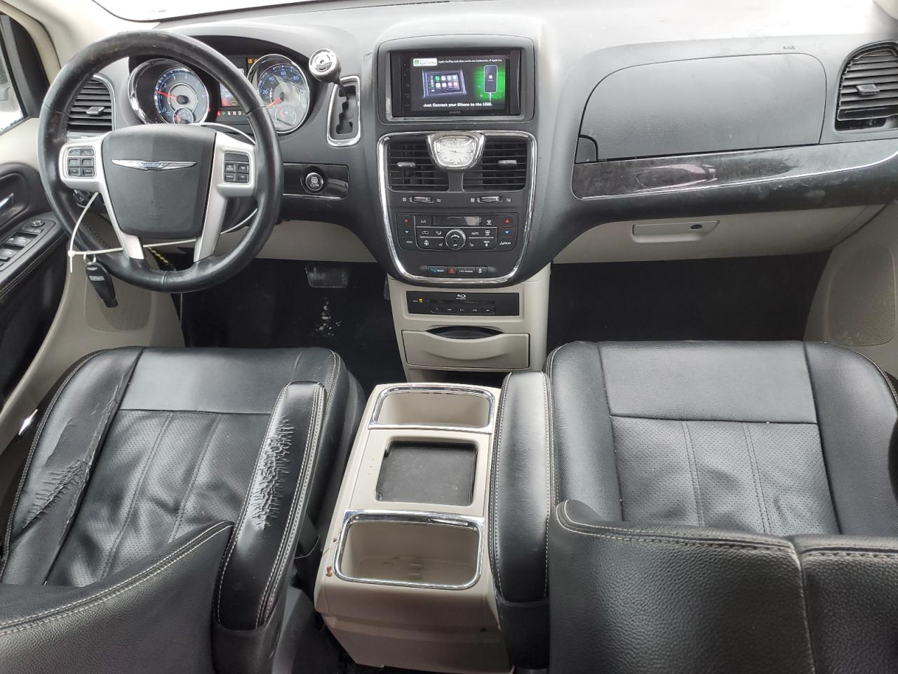 2015 Chrysler Town & Country - Image 8