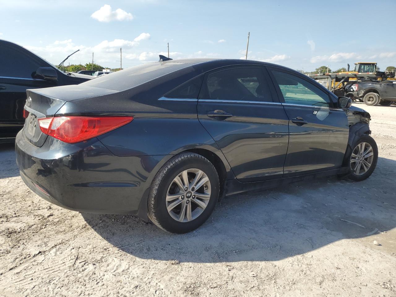 2013 Hyundai Sonata - Image 3