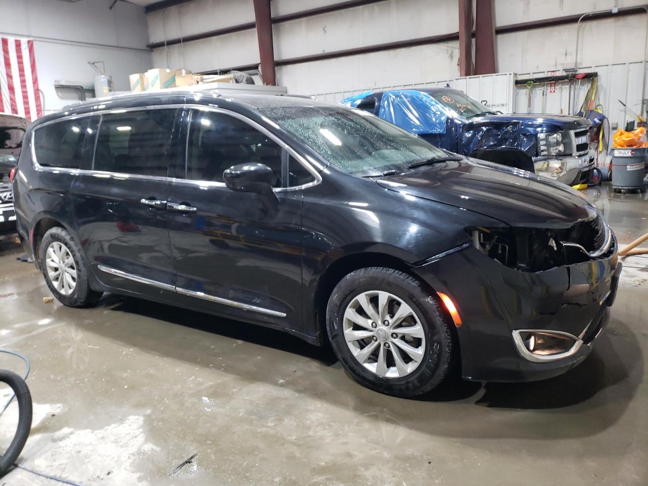 2018 Chrysler Pacifica - Image 4