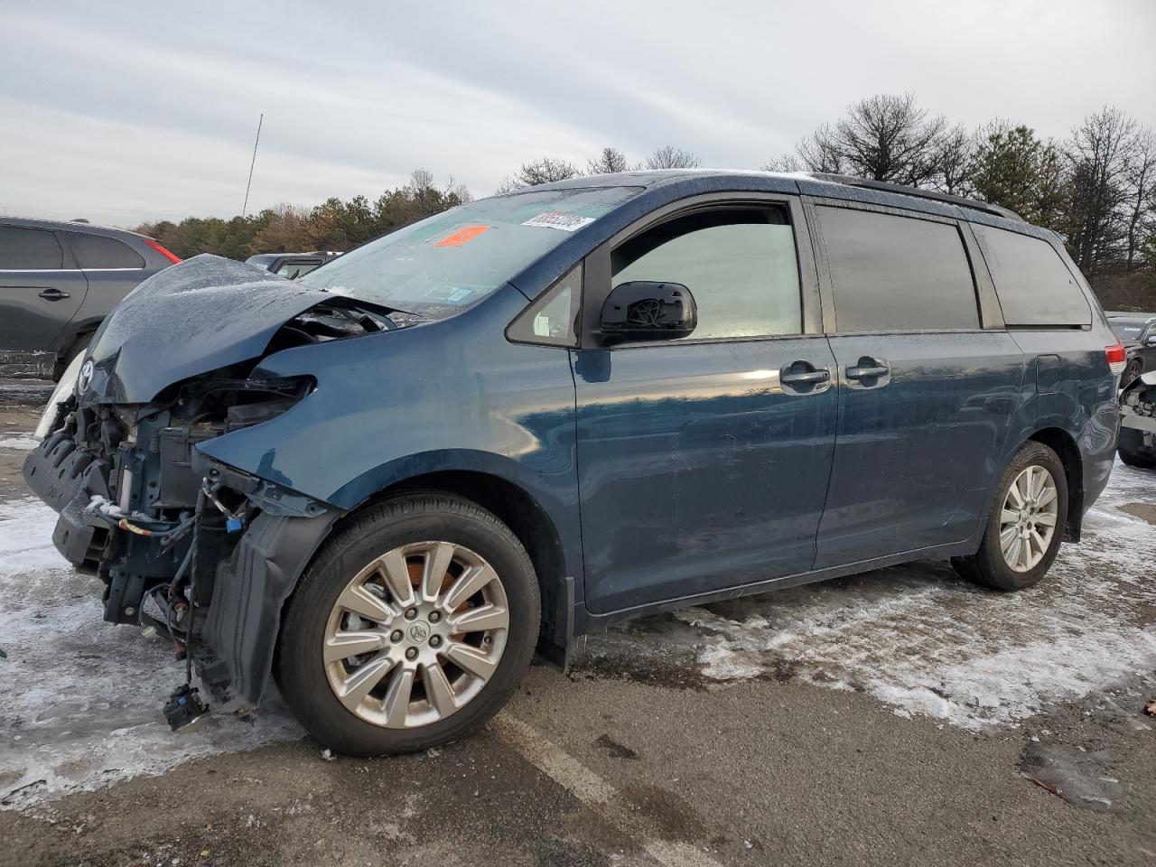 2011 Toyota Sienna Xle for Sale in Brookhaven, NY - Front End