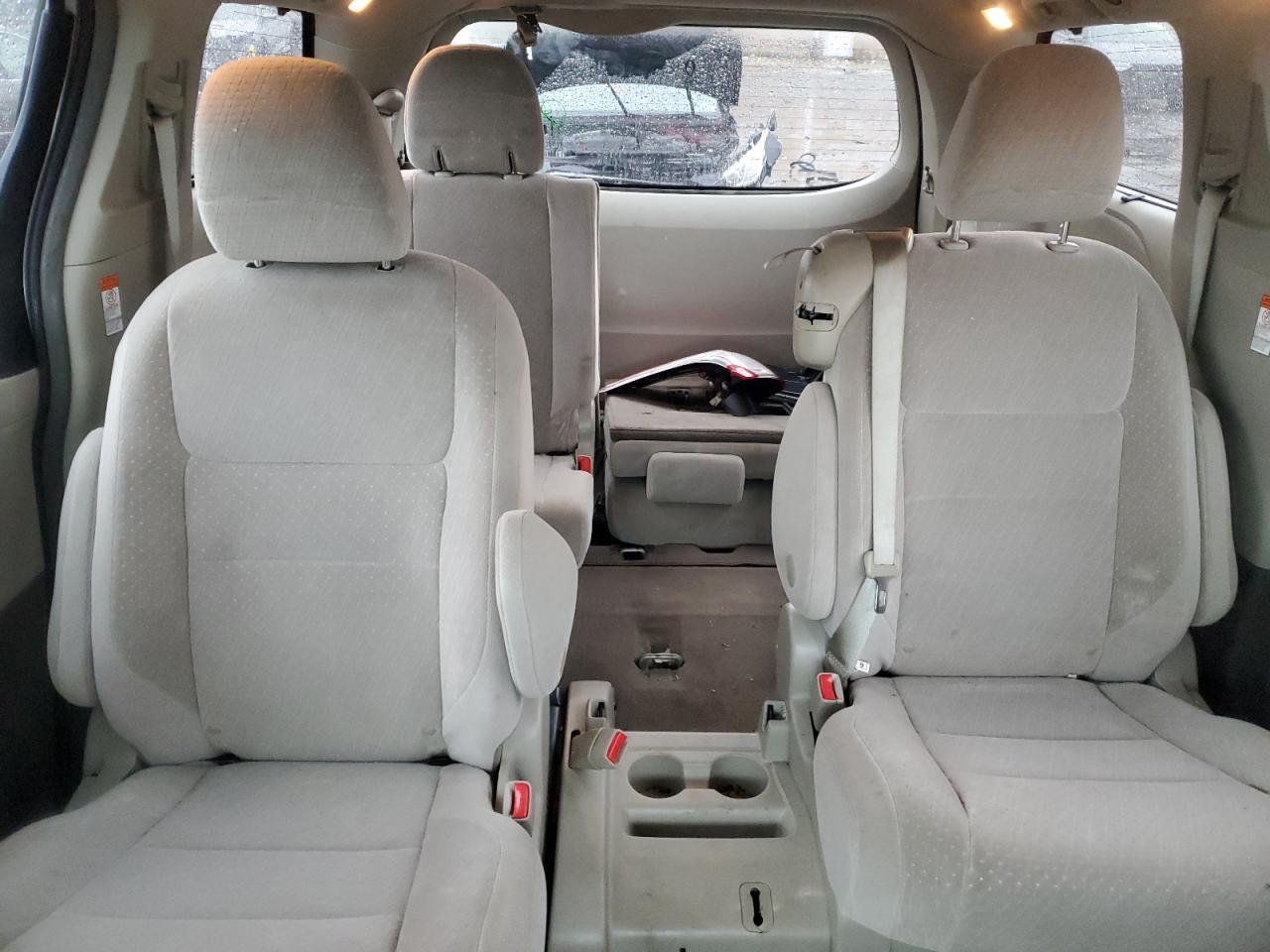 2015 Toyota Sienna - Image 10