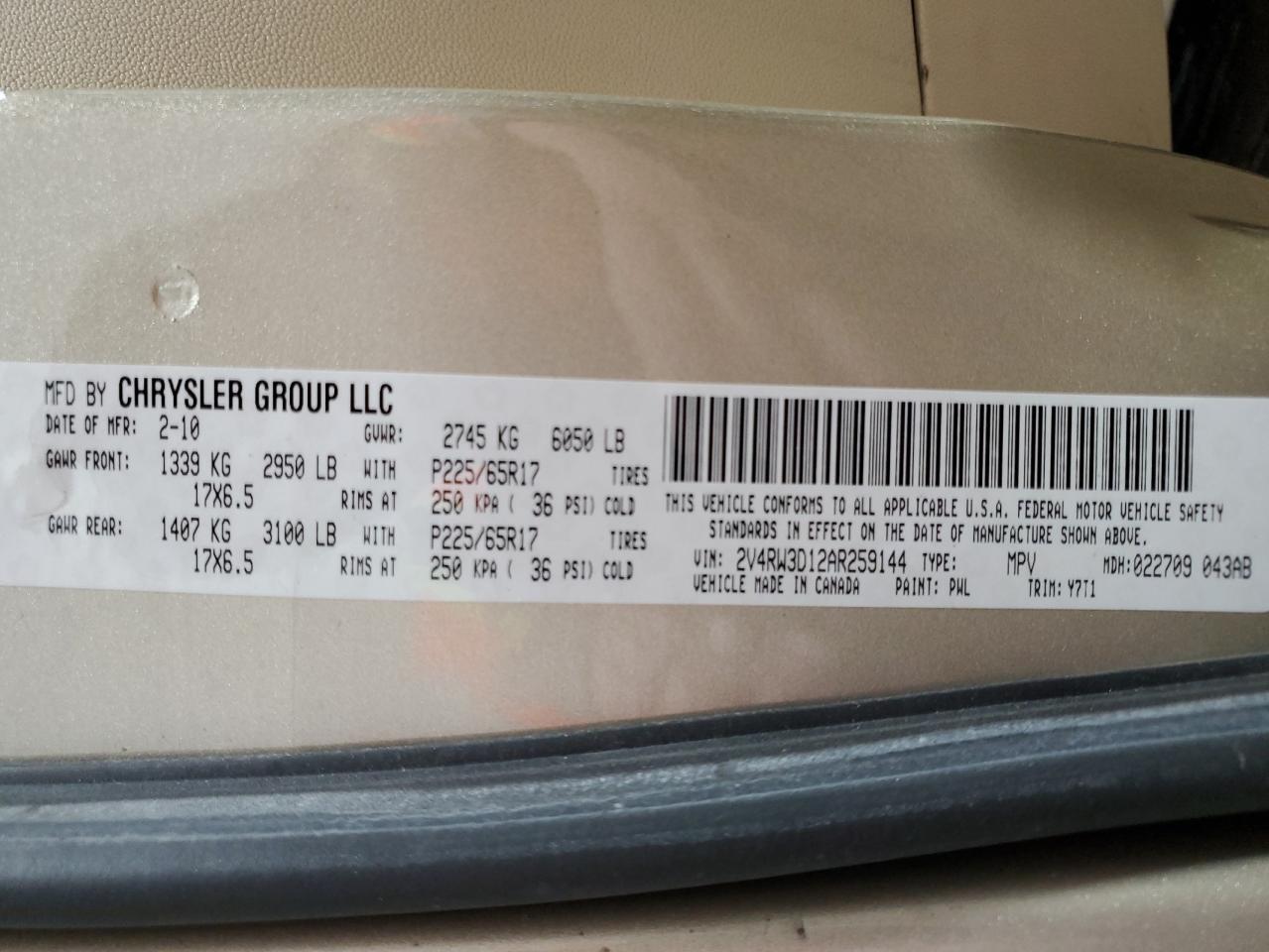 2010 Volkswagen Routan - Image 14