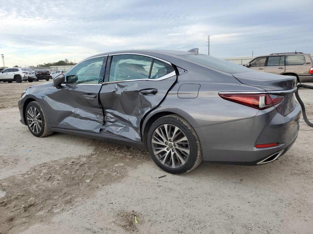 2019 Lexus ES - Image 2