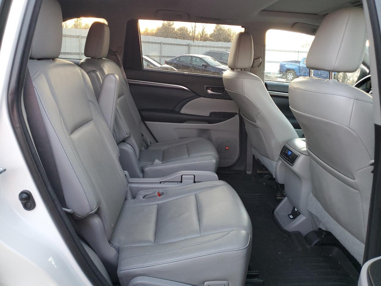 2015 Toyota Highlander - Image 11