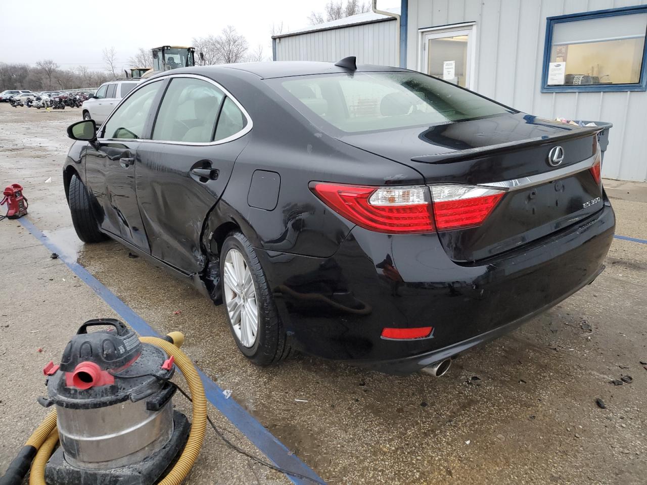 2015 Lexus ES - Image 2