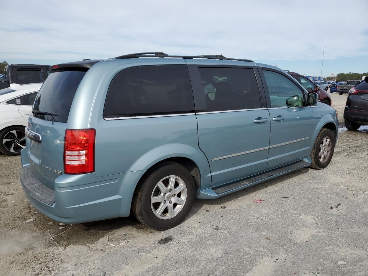 2010 Chrysler Town & Country - Image 3