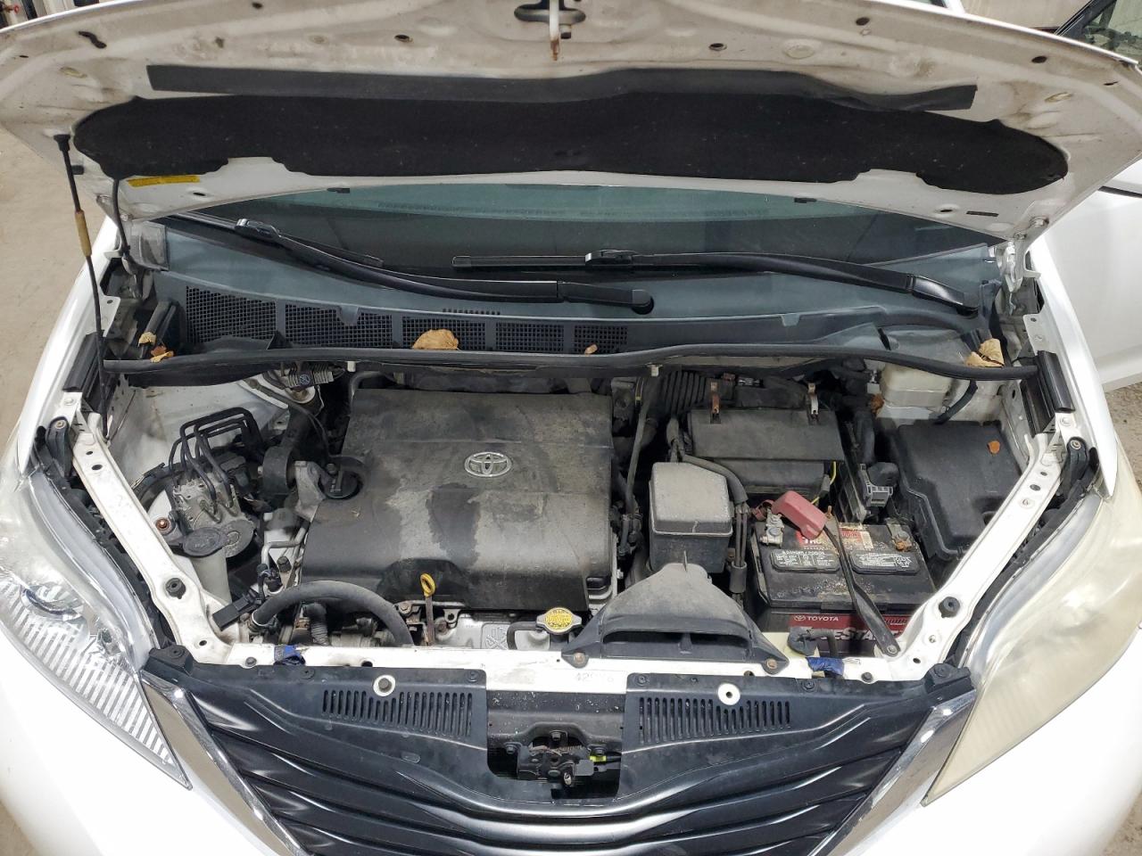 2011 Toyota Sienna - Image 12