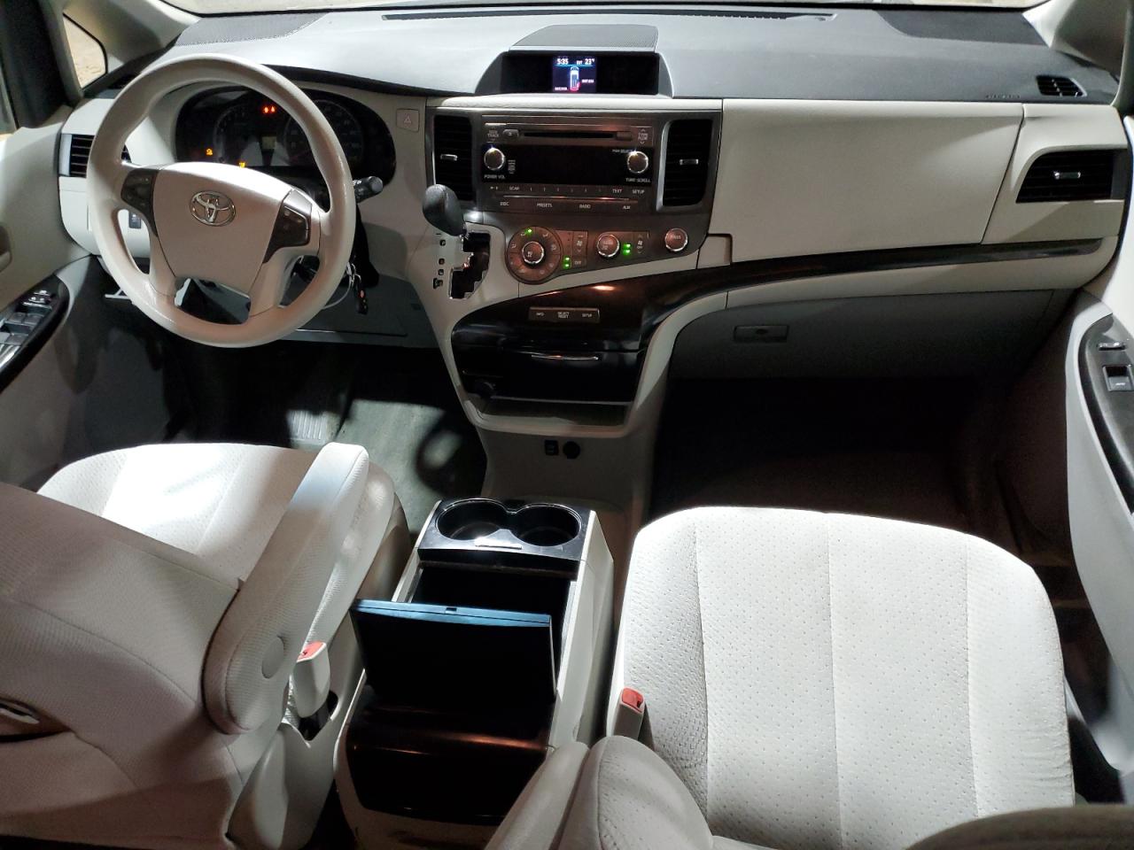 2012 Toyota Sienna - Image 8