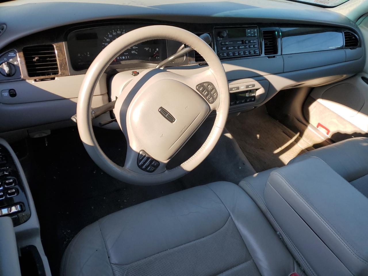 1999 Lincoln Town Car - Image 8