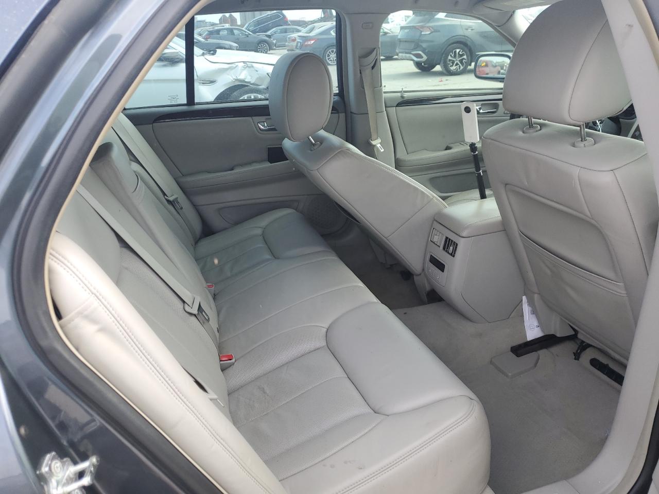 2010 Cadillac DTS - Image 10