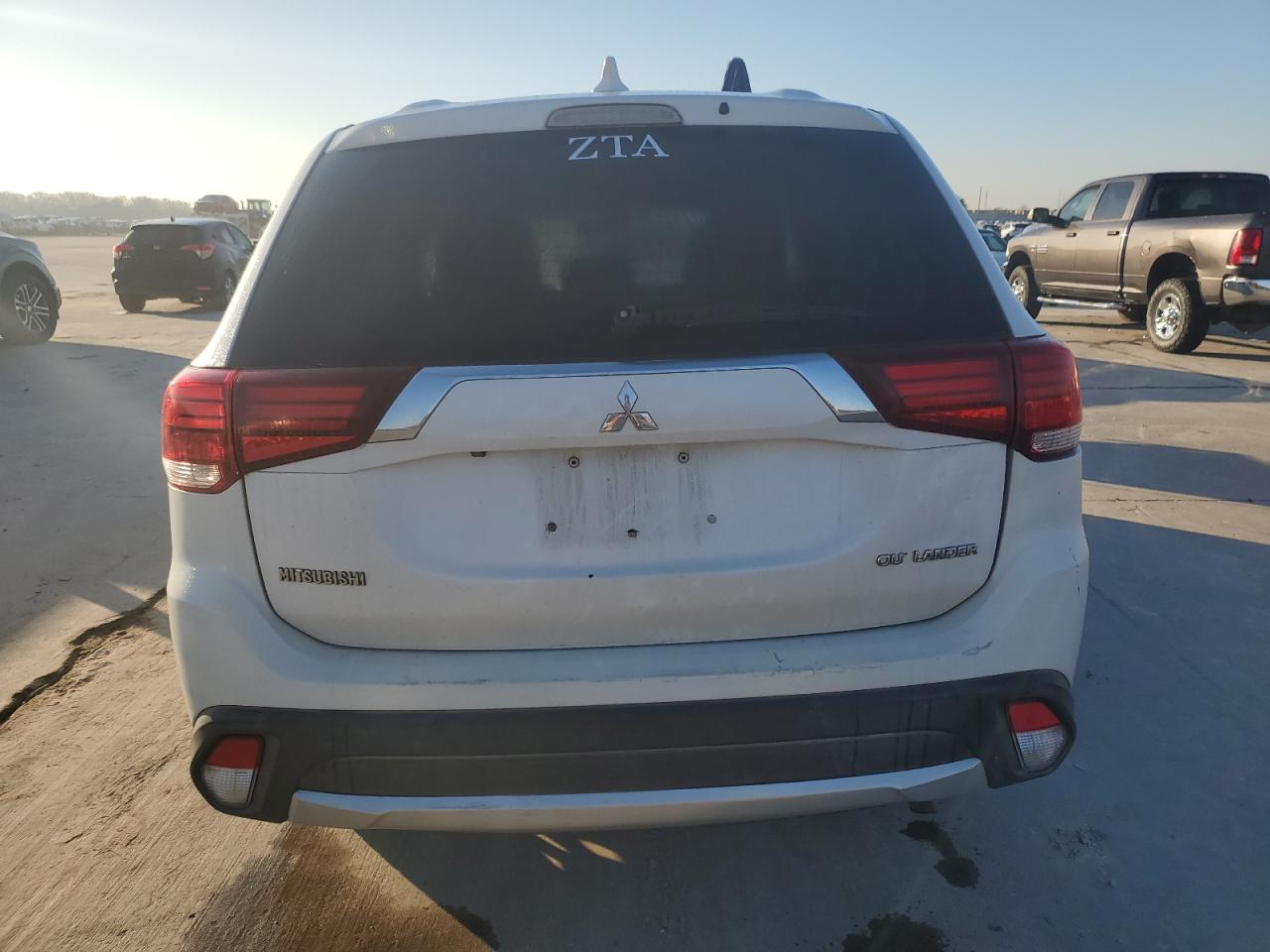 2017 Mitsubishi Outlander - Image 6