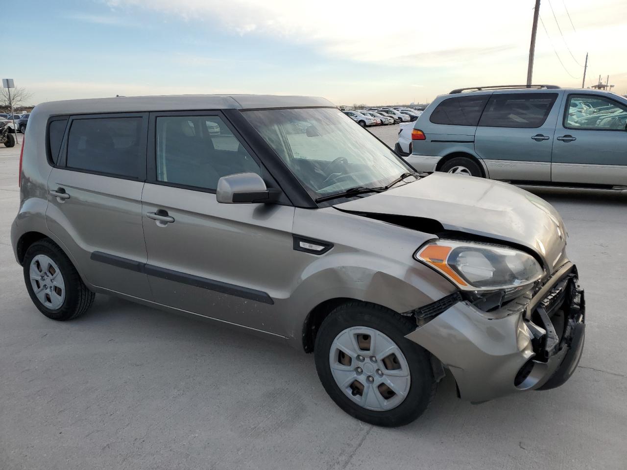 VIN KNDJT2A55D7605937 2013 KIA SOUL no.4