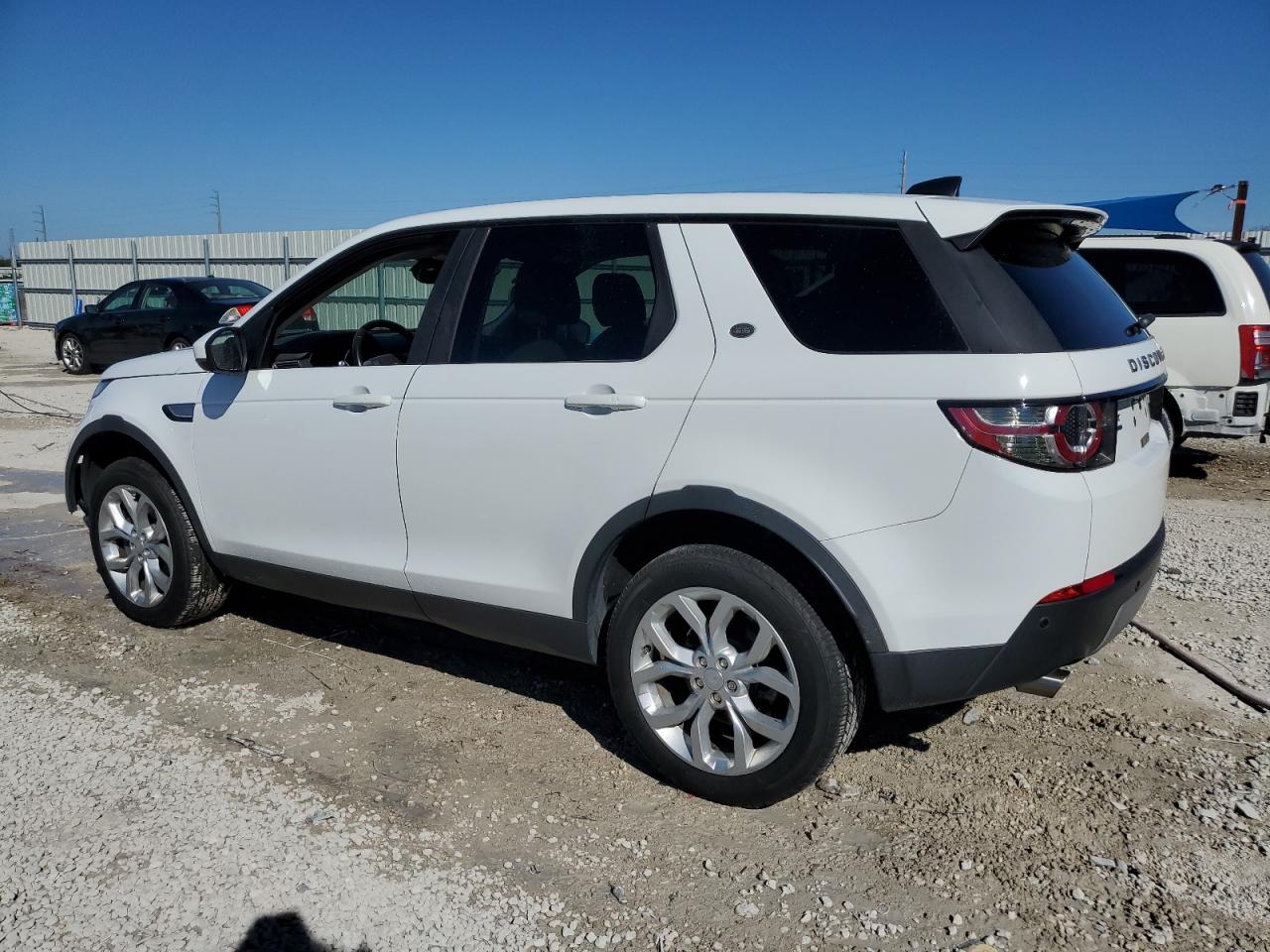 2017 Land Rover Discovery - Image 2