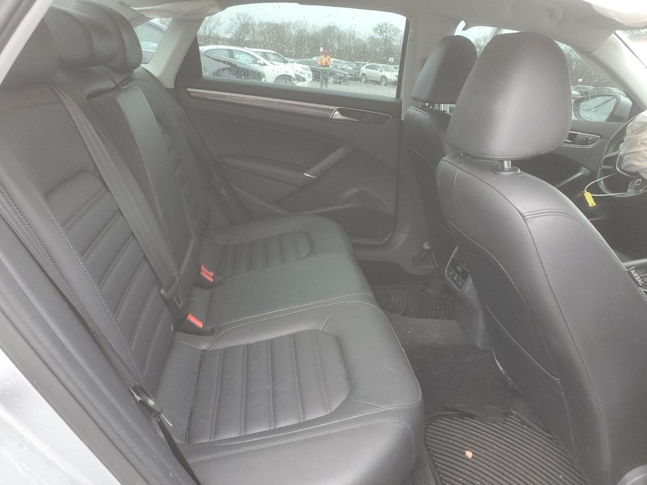 2017 Volkswagen Passat - Image 11