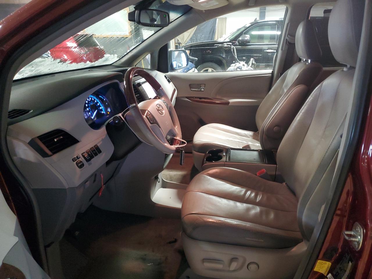 2012 Toyota Sienna - Image 7