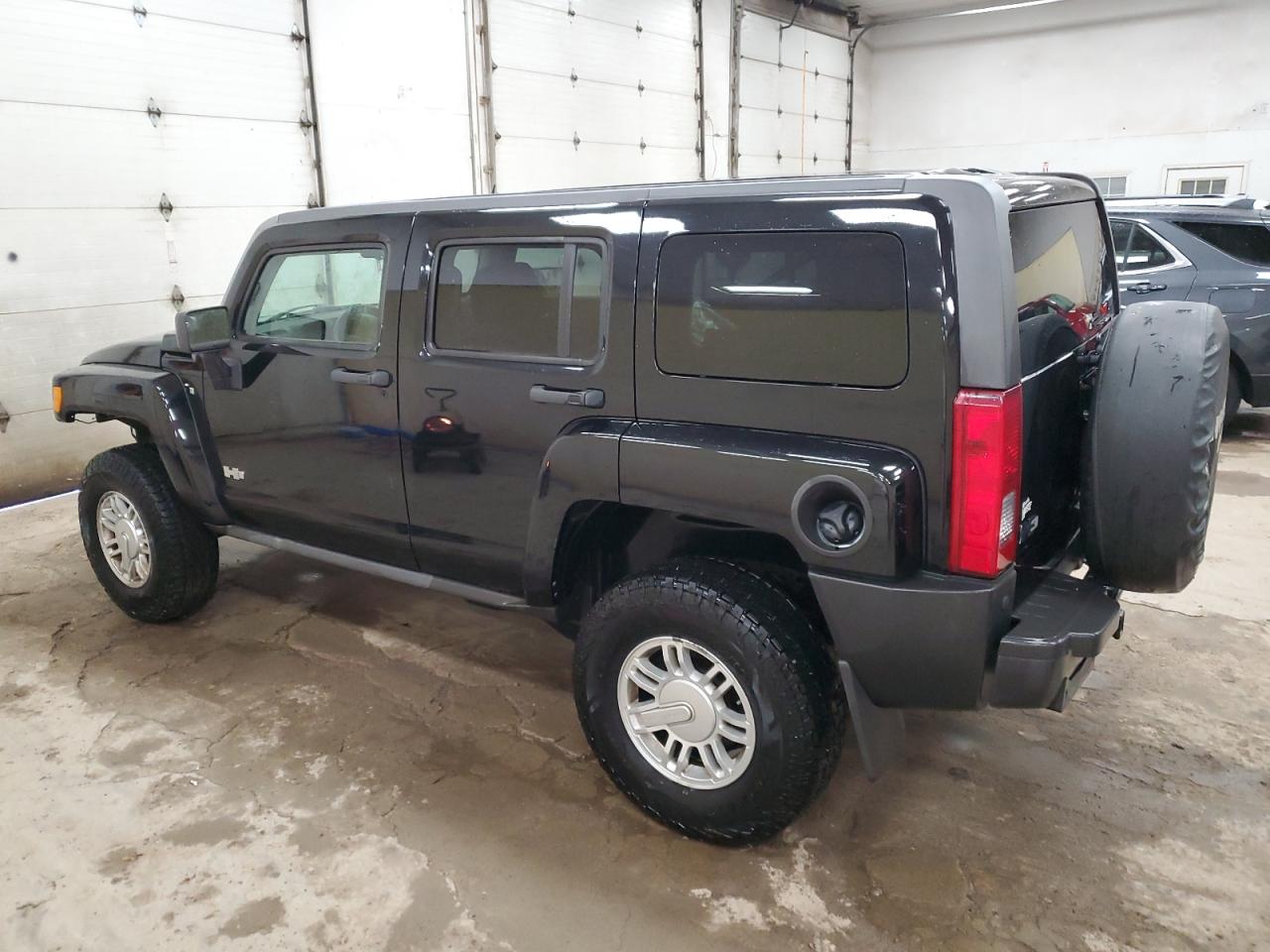 2009 Hummer H3 - Image 2