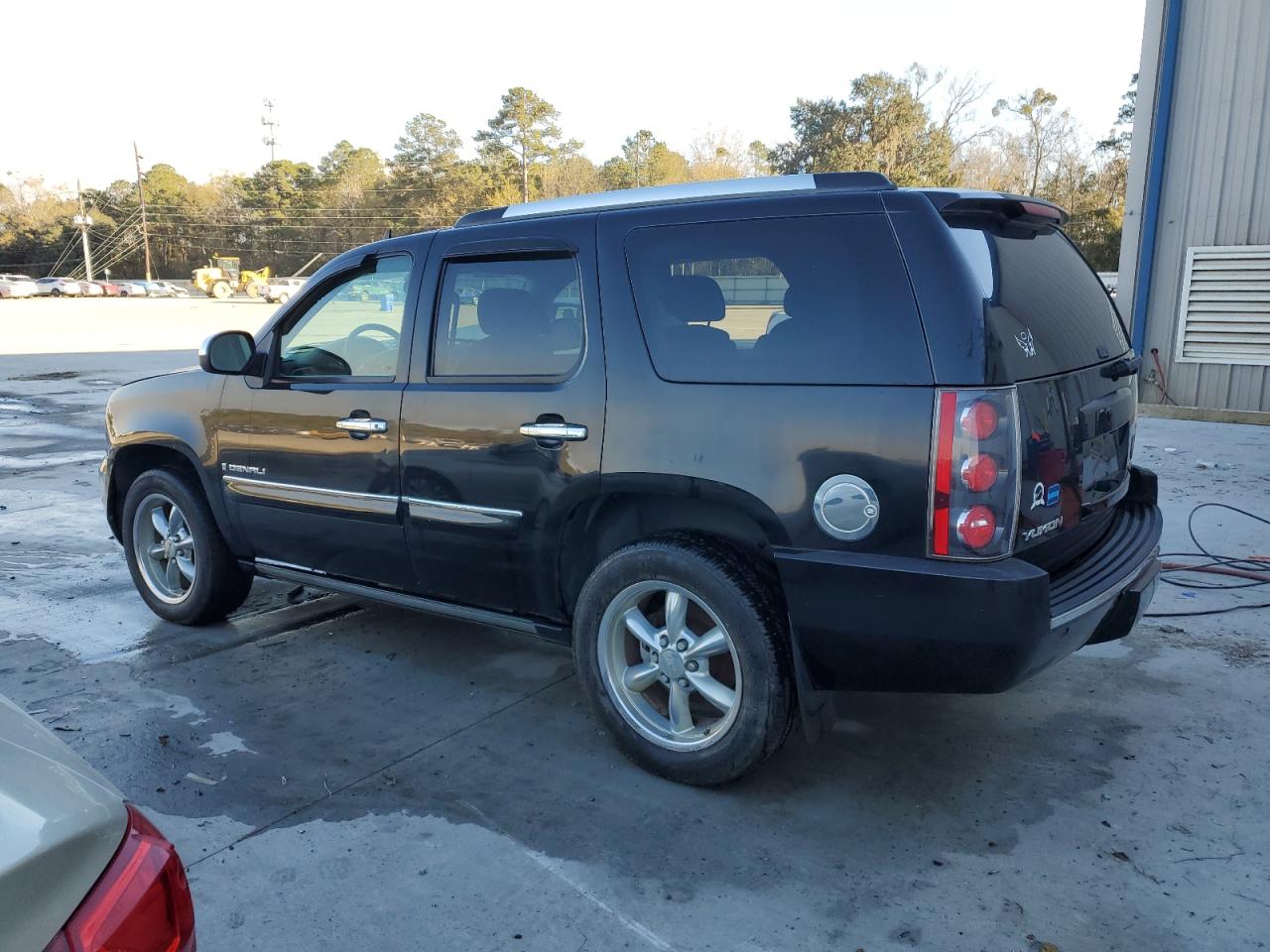 2007 GMC Yukon - Image 2